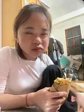 nayyyteyfe online show from October 12, 2025, 4:08 pm