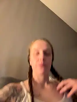 EmmieMaexox online show from October 19, 2025, 9:06 pm