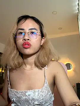 Snapshot of EllieYoon chatting on November 27, 2025, 5:19 am EllieYoon online show from November 27, 2025, 5:19 am