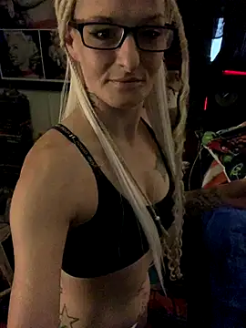 Snapshot of blondebarbiebae chatting on October 13, 2025, 10:10 pm blondebarbiebae online show from October 13, 2025, 10:10 pm