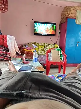 only woman online show from October 15, 2025, 8:00 am