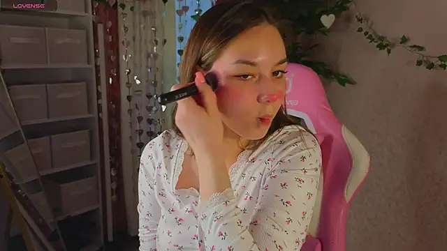 Snapshot of Al1ice_Moures chatting on February 5, 2026, 9:27 am Al1ice Moures online show from February 5, 2026, 9:27 am