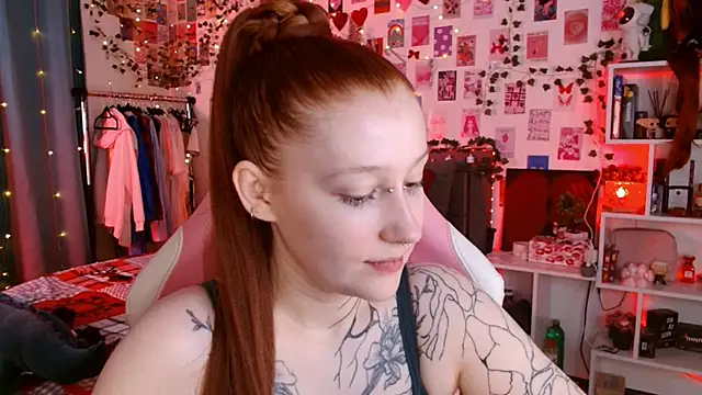 Snapshot of Ayla_Hicks chatting on December 22, 2025, 9:15 pm Ayla Hicks online show from December 22, 2025, 9:15 pm