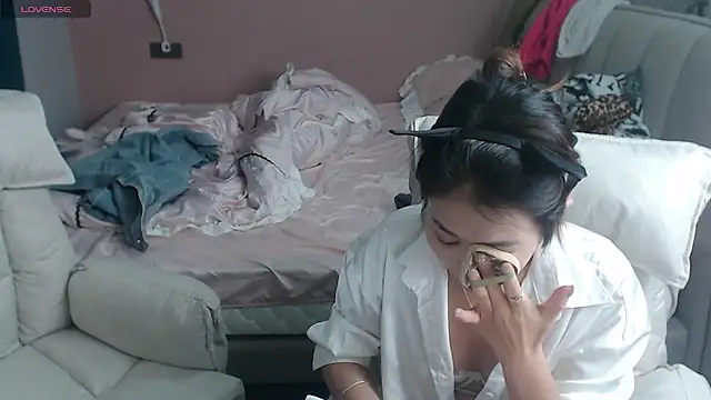 Snapshot of redrose520 chatting on October 24, 2025, 12:48 pm redrose520 online show from October 24, 2025, 12:48 pm