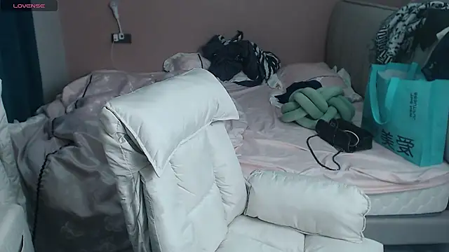 Snapshot of redrose520 chatting on October 23, 2025, 12:37 pm redrose520 online show from October 23, 2025, 12:37 pm