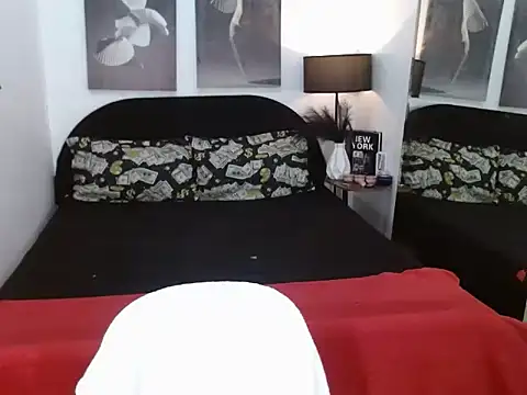 julietdelaveigne online show from October 16, 2025, 4:59 pm