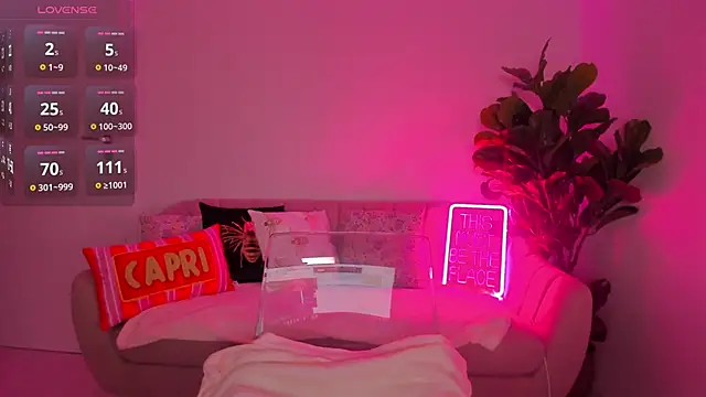 Snapshot of TiaBelle chatting on October 18, 2025, 6:32 pm TiaBelle online show from October 18, 2025, 6:32 pm