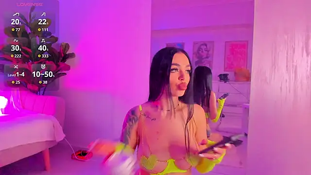 Snapshot of TiaBelle chatting on November 9, 2025, 6:23 pm TiaBelle online show from November 9, 2025, 6:23 pm