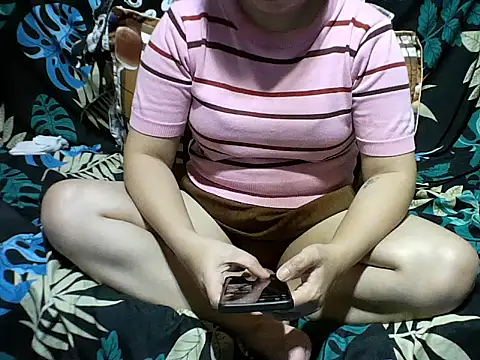 Snapshot of Ella_marie14 chatting on December 18, 2025, 1:11 am Ella marie14 online show from December 18, 2025, 1:11 am