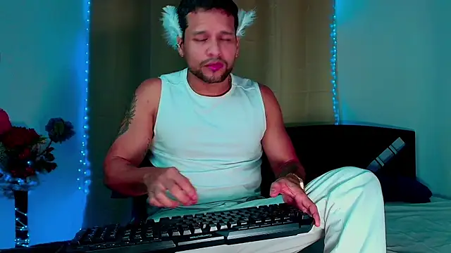 LucasGaeel online show from November 11, 2025, 1:00 am