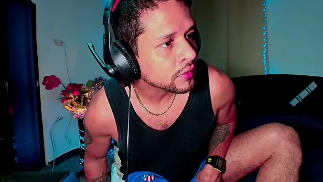 LucasGaeel online show from November 18, 2025, 5:33 am