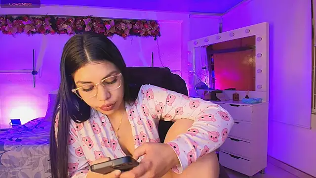 Snapshot of kloe28 chatting on December 23, 2025, 10:03 am kloe28 online show from December 23, 2025, 10:03 am