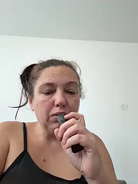 Eleanorxx online show from November 1, 2025, 9:58 am