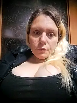 Snapshot of Fiona696 chatting on October 5, 2025, 8:10 pm Fiona696 online show from October 5, 2025, 8:10 pm