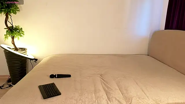 MilaYumi online show from October 22, 2025, 6:46 am