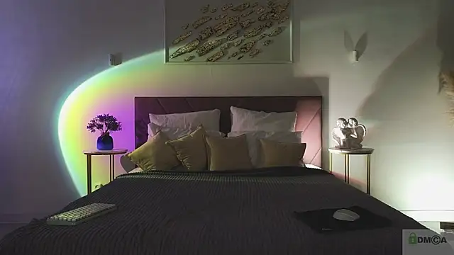 Nicole Broown  online show from April 1, 2026, 8:50 pm