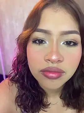 Mia Valmont online show from December 4, 2025, 1:43 pm