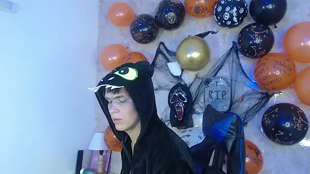 Snapshot of Aaron_Foxxx chatting on October 28, 2025, 1:43 pm Aaron Foxxx online show from October 28, 2025, 1:43 pm