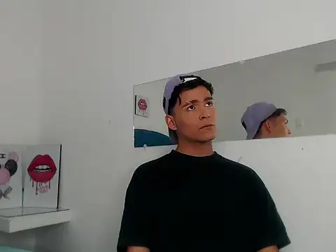 Snapshot of Aaron_Foxxx chatting on November 16, 2025, 5:28 pm Aaron Foxxx online show from November 16, 2025, 5:28 pm