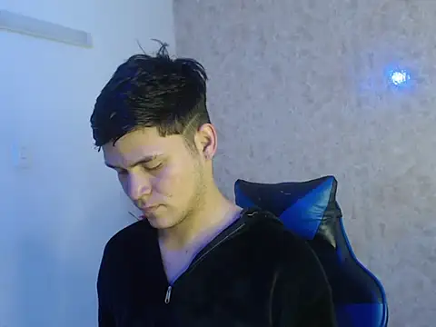 Snapshot of Aaron_Foxxx chatting on October 22, 2025, 1:21 pm Aaron Foxxx online show from October 22, 2025, 1:21 pm