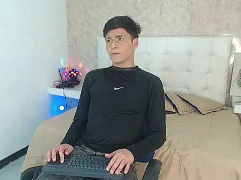 Snapshot of Aaron_Foxxx chatting on December 15, 2025, 9:53 pm Aaron Foxxx online show from December 15, 2025, 9:53 pm