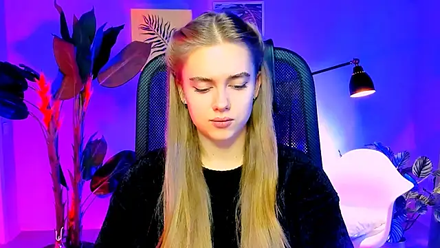 JuneWoods online show from November 27, 2025, 6:03 am