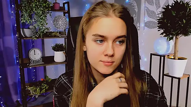 JuneWoods online show from December 17, 2025, 6:29 am