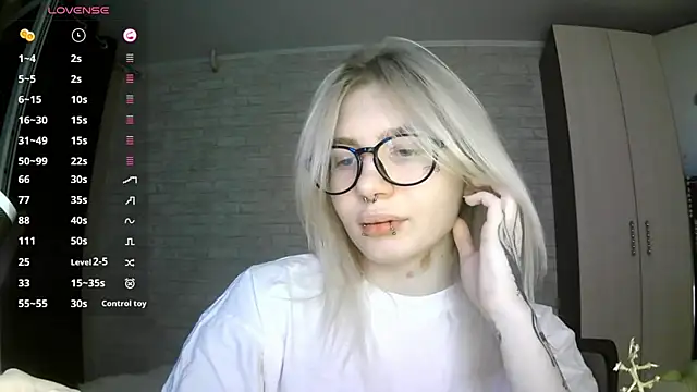 MernaGoggin online show from October 26, 2025, 3:23 pm