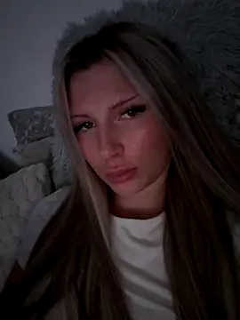 Snapshot of blondeeee chatting on December 19, 2025, 5:48 pm blondeeee online show from December 19, 2025, 5:48 pm