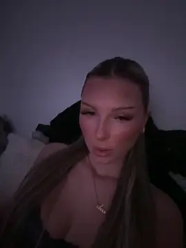 Snapshot of blondeeee chatting on February 24, 2026, 5:58 pm blondeeee online show from February 24, 2026, 5:58 pm