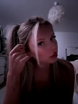 Snapshot of blondeeee chatting on December 15, 2025, 5:41 pm blondeeee online show from December 15, 2025, 5:41 pm