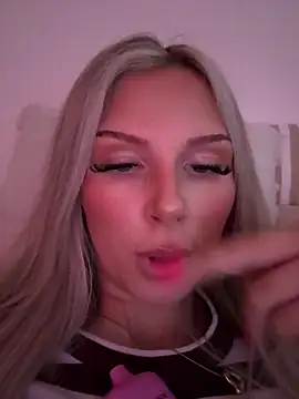 Snapshot of blondeeee chatting on July 21, 2026, 3:24 pm blondeeee online show from July 21, 2026, 3:24 pm