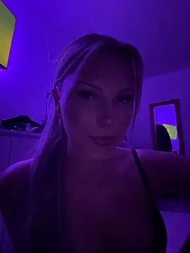 Snapshot of blondeeee chatting on December 17, 2025, 5:51 pm blondeeee online show from December 17, 2025, 5:51 pm