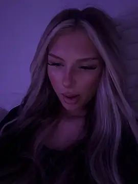 Snapshot of blondeeee chatting on May 18, 2026, 3:39 pm blondeeee online show from May 18, 2026, 3:39 pm