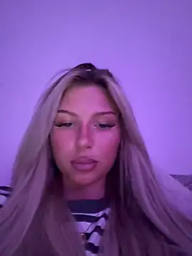 Snapshot of blondeeee chatting on May 4, 2026, 4:54 pm blondeeee online show from May 4, 2026, 4:54 pm