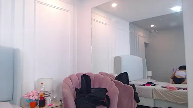 ChantalGarner online show from October 17, 2025, 1:24 pm