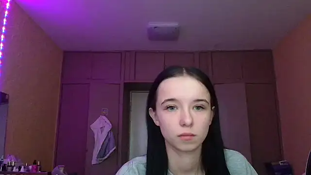 Snapshot of Emilia_Light chatting on April 8, 2026, 6:48 am Emilia Light online show from April 8, 2026, 6:48 am