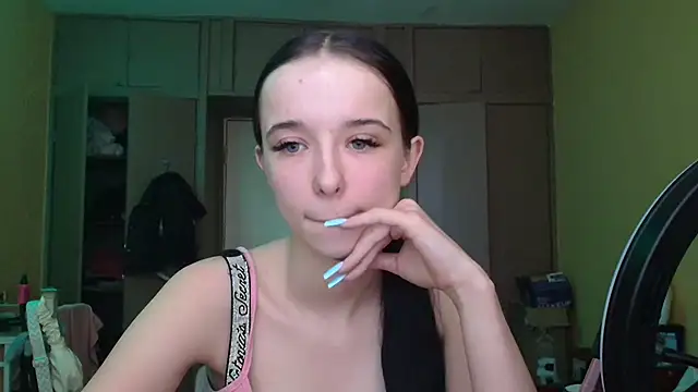 Snapshot of Emilia_Light chatting on April 19, 2026, 8:15 am Emilia Light online show from April 19, 2026, 8:15 am