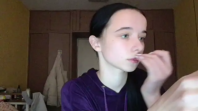 Emilia Light online show from November 13, 2025, 7:45 am