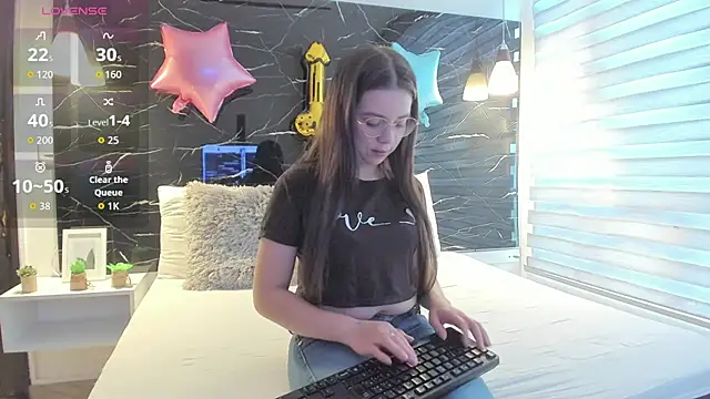 Snapshot of ZOE_LE chatting on December 2, 2025, 11:45 am ZOE LE online show from December 2, 2025, 11:45 am