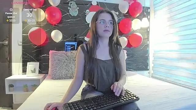 Snapshot of ZOE_LE chatting on December 15, 2025, 11:38 am ZOE LE online show from December 15, 2025, 11:38 am