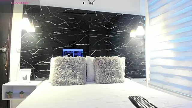 Snapshot of ZOE_LE chatting on February 3, 2026, 11:37 am ZOE LE online show from February 3, 2026, 11:37 am