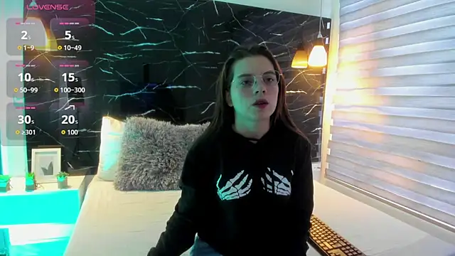 Snapshot of ZOE_LE chatting on November 4, 2025, 11:47 am ZOE LE online show from November 4, 2025, 11:47 am