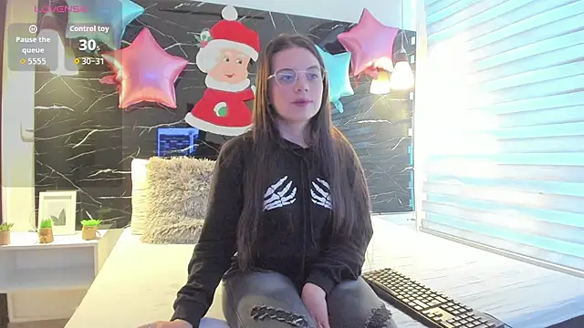 Snapshot of ZOE_LE chatting on December 3, 2025, 11:42 am ZOE LE online show from December 3, 2025, 11:42 am