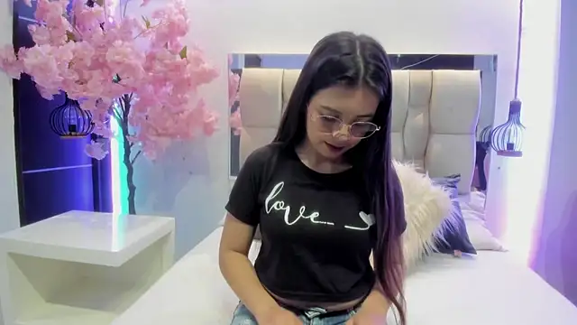 Snapshot of ZOE_LE chatting on November 17, 2025, 11:36 am ZOE LE online show from November 17, 2025, 11:36 am