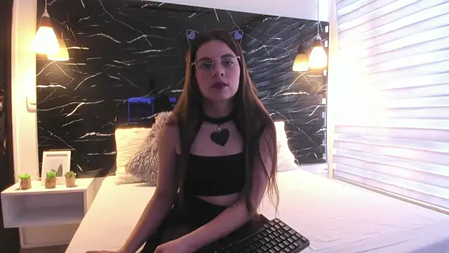 Snapshot of ZOE_LE chatting on October 27, 2025, 11:44 am ZOE LE online show from October 27, 2025, 11:44 am