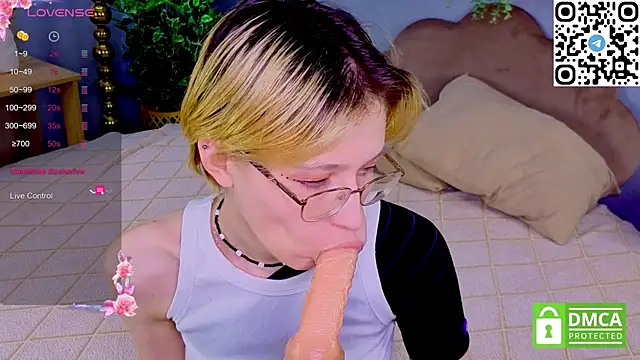 Sharlikiss online show from April 17, 2026, 3:37 pm