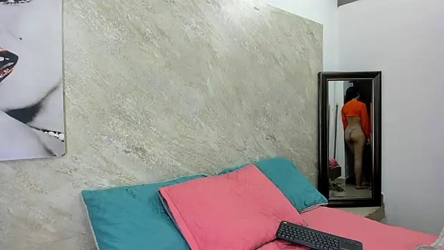 Chanel-munoz online show from November 25, 2025, 1:50 am