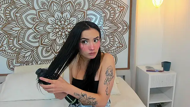 Daphne Nicolle online show from October 21, 2025, 2:27 pm