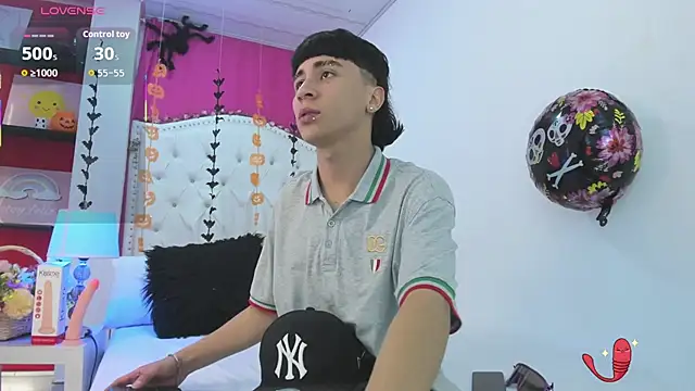 Snapshot of XaanderGrey chatting on November 3, 2025, 7:28 pm XaanderGrey online show from November 3, 2025, 7:28 pm